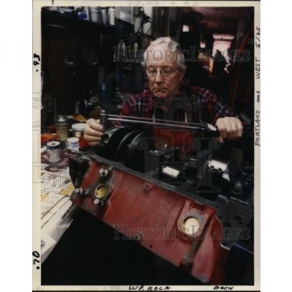 1989 Press Photo Rolla Vollstedt car builder tightens bearing caps at his shop #1 image